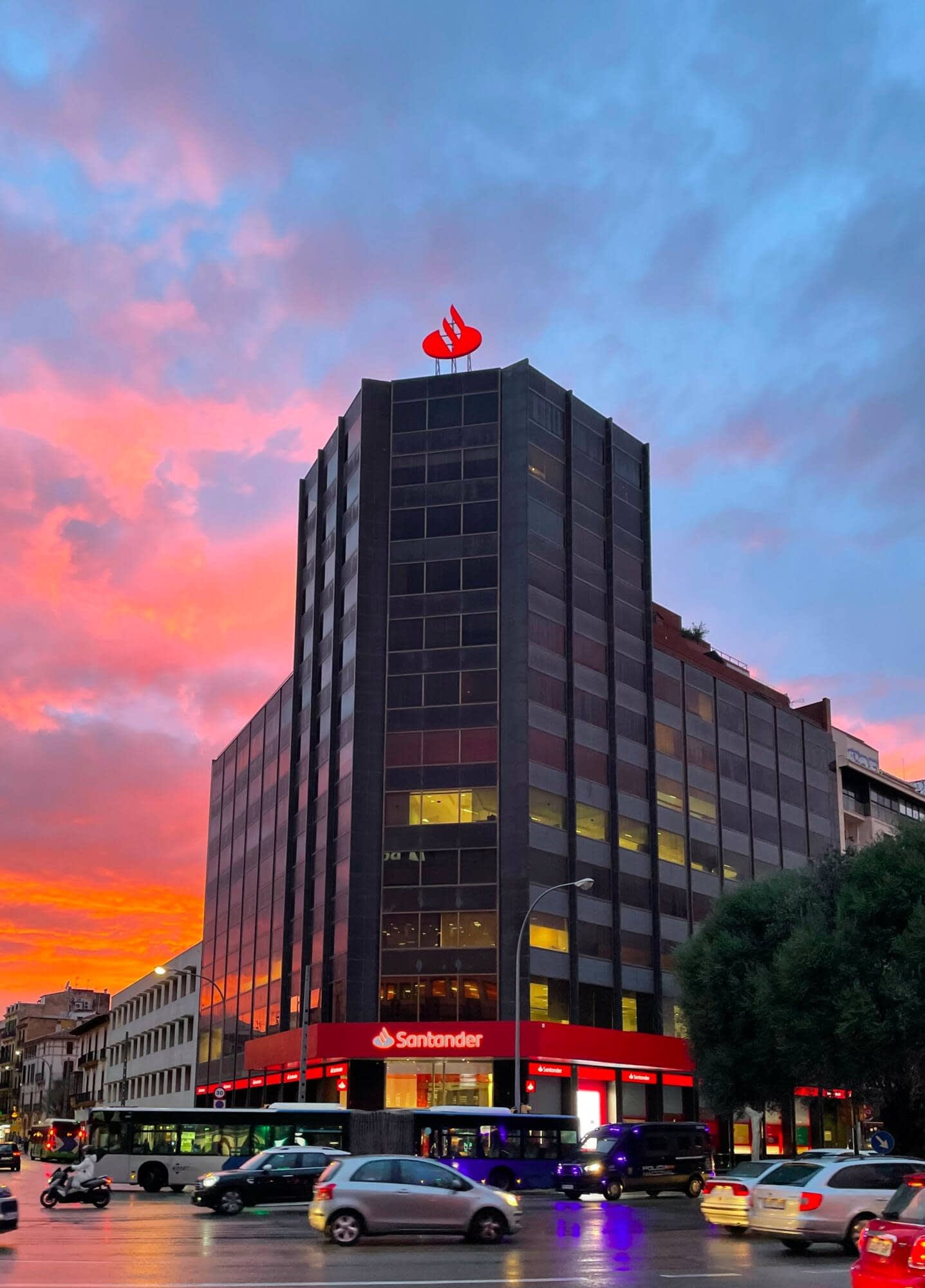 Edificio Santander en el centro de Palma de Mallorca al atardecer, sede del despacho Bufete Ferrer
